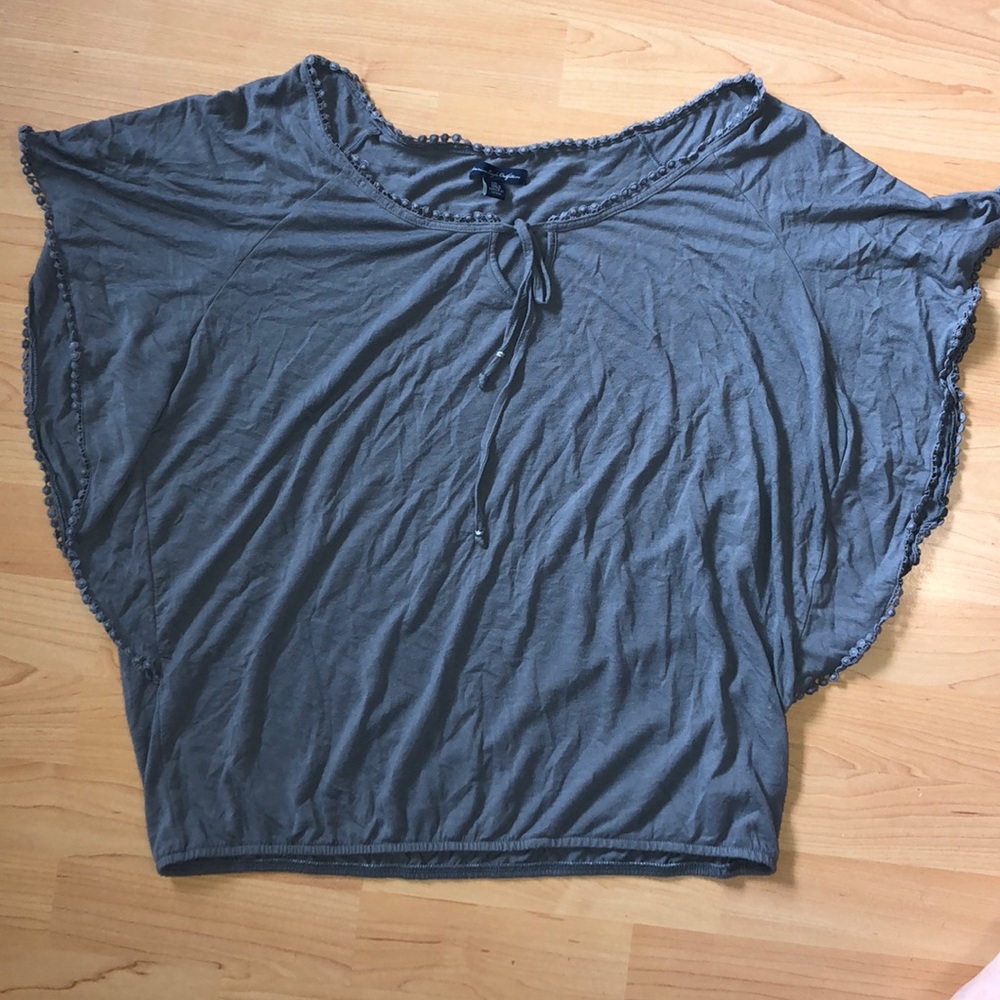 Super adorable flowy grey blouse